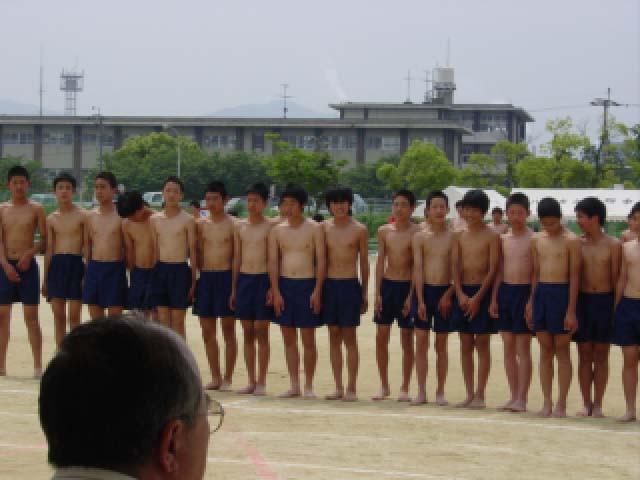 中学 組体操 裸 